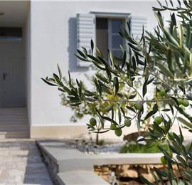 3 Bedroom Villa with Pool, Terrace and Sea Views near Vinisce, Sleeps 7